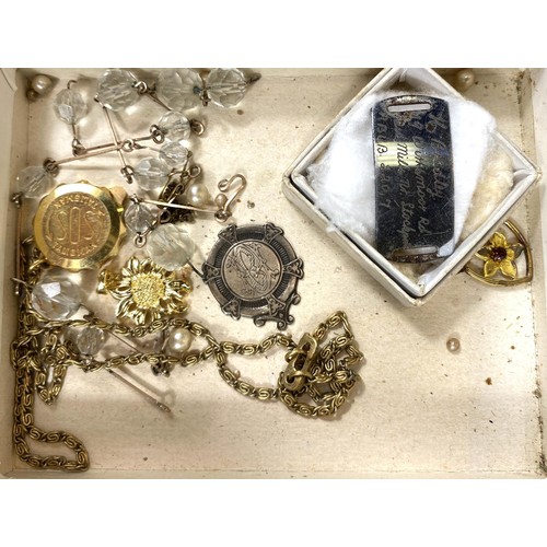 626 - A quantity of costume jewellery including 2mourning brooches, silver Vesta, grouse foot brooch etc