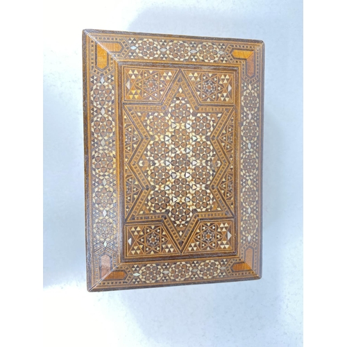 750C - An inlaid wooden box containing vintage jewellery, including 6 diamante necklaces, brooches, beads, ... 