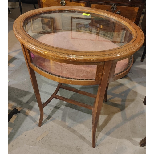 922 - An Edwardian oval bijouterie cabinet in Sheraton style inlaid mahogany, on square tapering legs and ... 