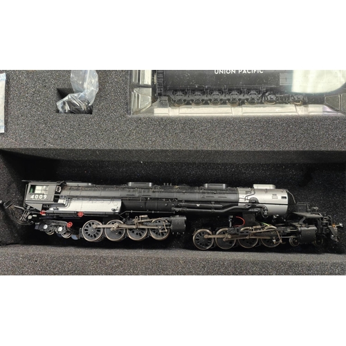 279 - Genesis 'Big Boy' boxed 4-8-8-4 Union Pacific 4009 train (a.f wires cut?)