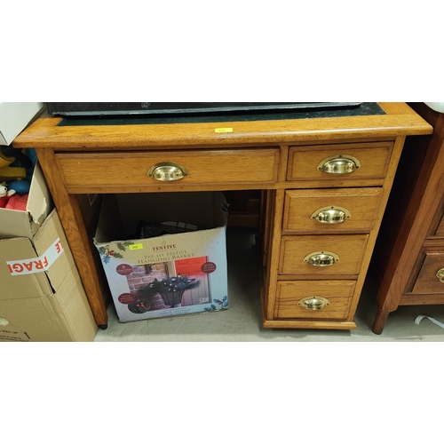 938 - A 1930's oak desk with single pedestal