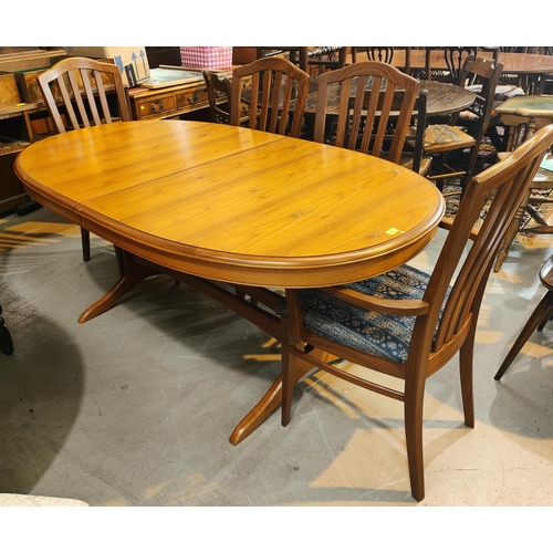 946 - A Staf light teak extending dining table with extra interior leaf and a set of 6 (4+2) chairs