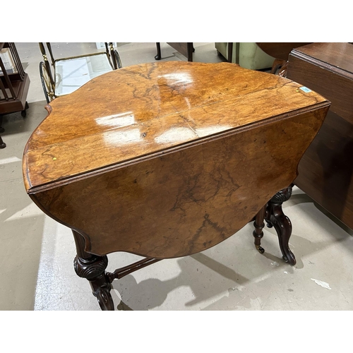 939 - A Victorian figured walnut Sutherland table with shaped oval top, on turned fluted supports and spla... 