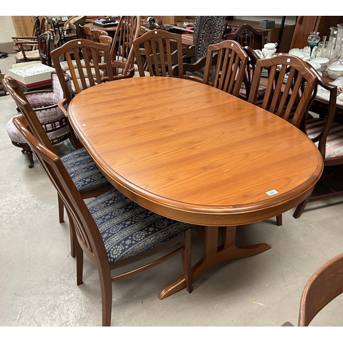 946 - A Staf light teak extending dining table with extra interior leaf and a set of 6 (4+2) chairs