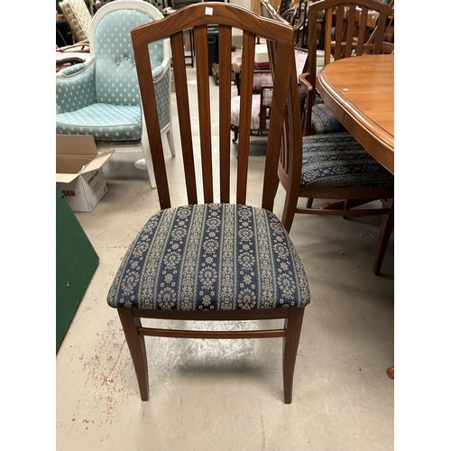 946 - A Staf light teak extending dining table with extra interior leaf and a set of 6 (4+2) chairs