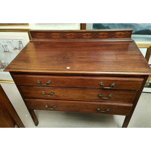 929 - An Edwardian mahogany chest of 3 drawers