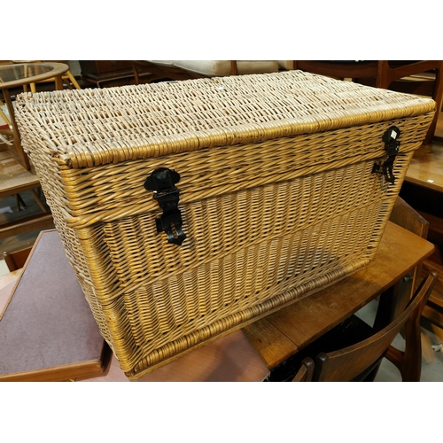 925 - A large wicker linen hamper