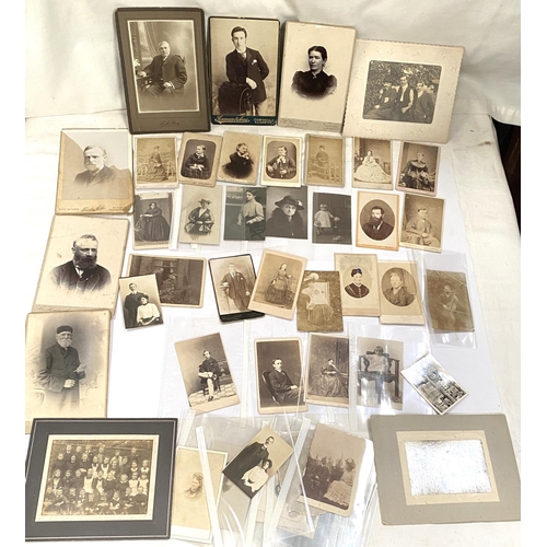 184 - A collection of Victorian and later Carte De Visites and other pictures etc