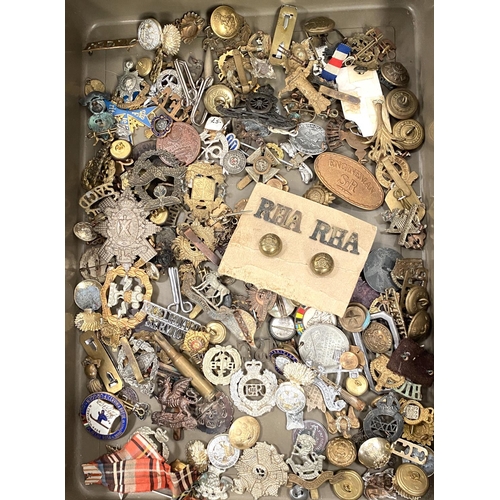 277 - A large selection of early to late 20th century military badges and buttons