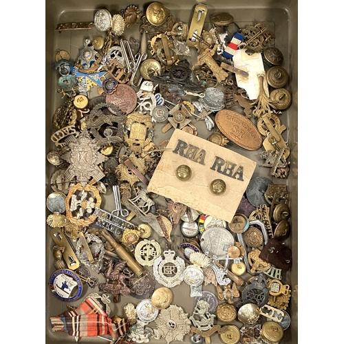 277 - A large selection of early to late 20th century military badges and buttons