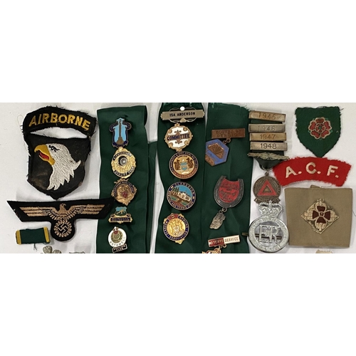 286 - A good selection of military and other similar badges and buttons etc