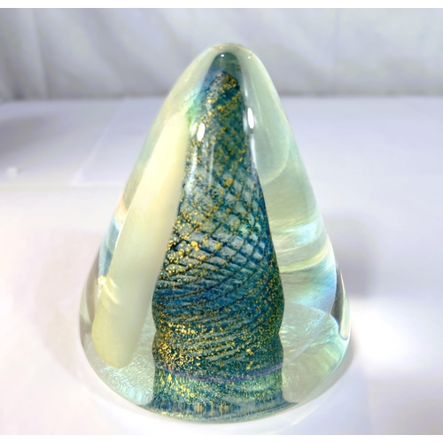 502A - Paperweights: an unusual cone shaped paperweight with internal conical swirl blue and gilt, length 1... 