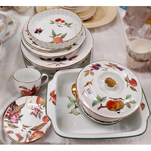 532 - A selection of Royal Worcester dinnerware, Evesham and similar including large bowls, tureen etc