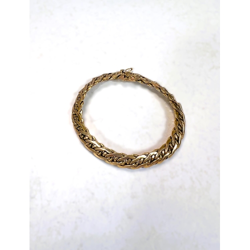 600 - A modern yellow metal bracelet formed from inter twined links stamped 375, 13gm