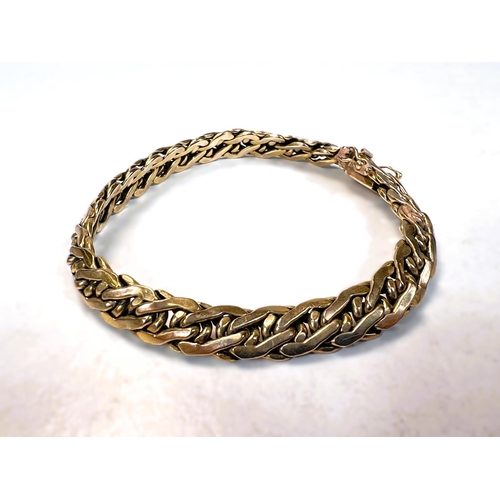 600 - A modern yellow metal bracelet formed from inter twined links stamped 375, 13gm