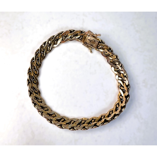 600 - A modern yellow metal bracelet formed from inter twined links stamped 375, 13gm