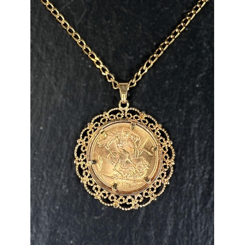 607 - A George V sovereign in filigree pendant mount, on flattened curb chain, gross 18gm