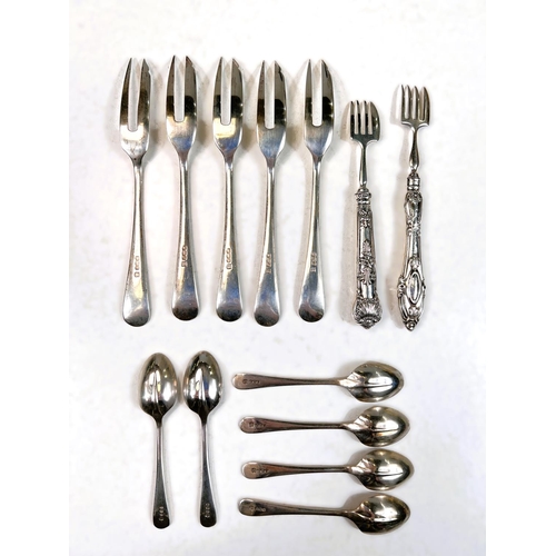 642 - A set of 5 hallmarked silver pastry forks, Sheffield 1924; a set of 6 hallmarked silver rat tail cof... 