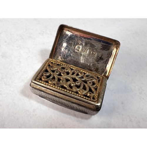 650 - A small hallmarked silver vinaigrette by Thomas Shaw, the decoration and cartouche are worn, no lid,... 