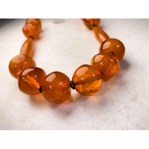 660 - Art Deco Peach Juice Bakelite necklace 101g.