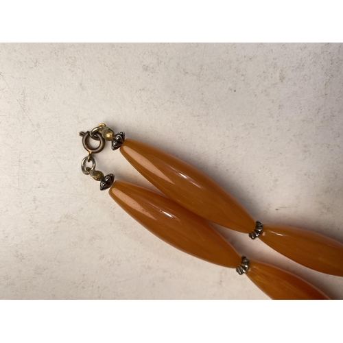 660 - Art Deco Peach Juice Bakelite necklace 101g.