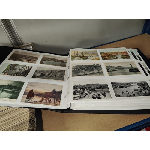 195 - A large album of early and later 20th century post cards, seaside views and towns