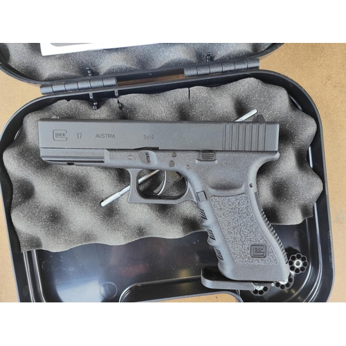 296 - A modern Glock 17 air pistol in case with instructions