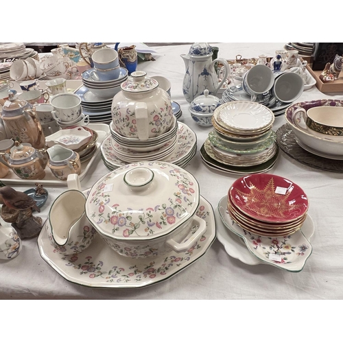 497 - A Royal Worcester Evesham part 4 setting dinner service, Onion pattern dinnerware etc