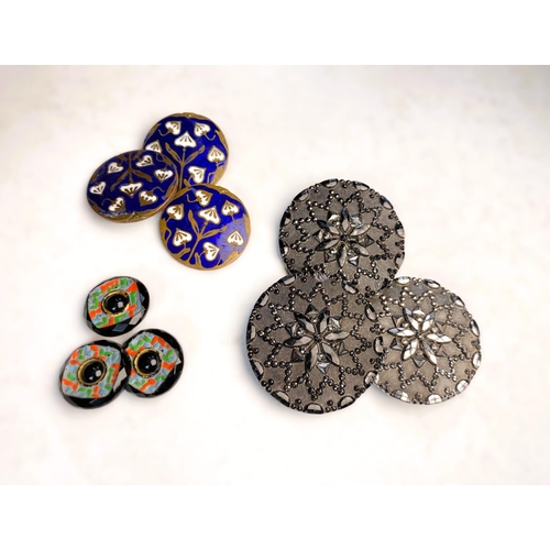 711 - A large collection of buttons including enamel, carved, Art Nouveau and other examples 