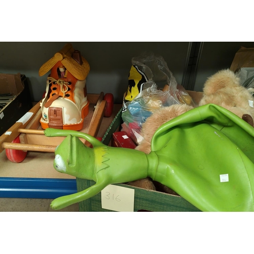 316 - A selection of vintage toys 