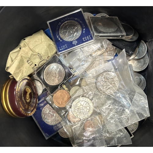 223 - GB: a quantity of crowns, £5 coins, other nickel coinage