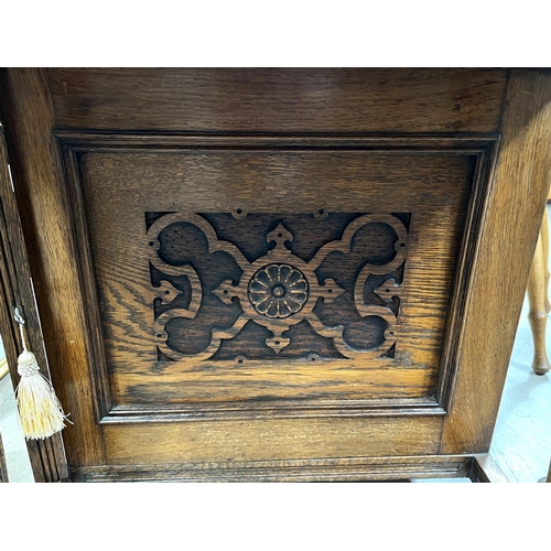 937 - A late 19th Century oak Davenport desk with inset green leather scriber, with four side drawers and ... 