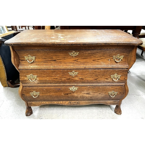 952 - A continental oak three height chest of drawers.