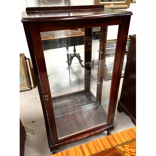 980 - A single door display cabinet with mirror back.Dimensions: Height 110cm x length 56cm x Depth 29cm... 