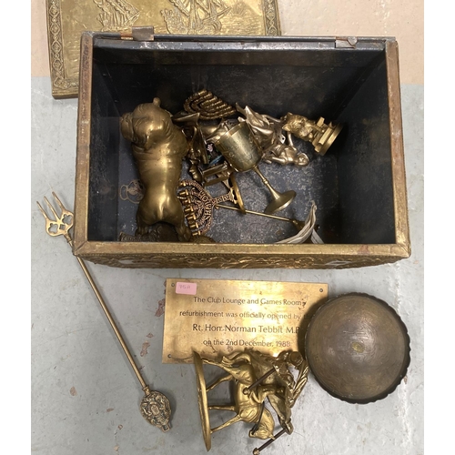 75A - An embossed brass log box; a brass bull dog; a brass horse & jockey, heavy door knocker, present... 