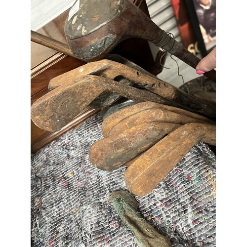 137C - A collection of antique golf clubs