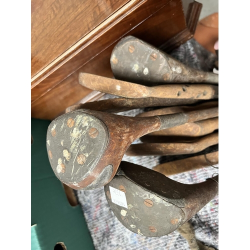 137C - A collection of antique golf clubs