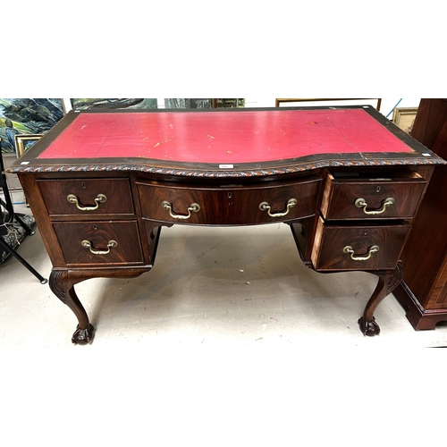 943 - A Georgian style mahogany kneehole desk with inset red leather scriber, gadrooned rim, 5 drawers, ca... 