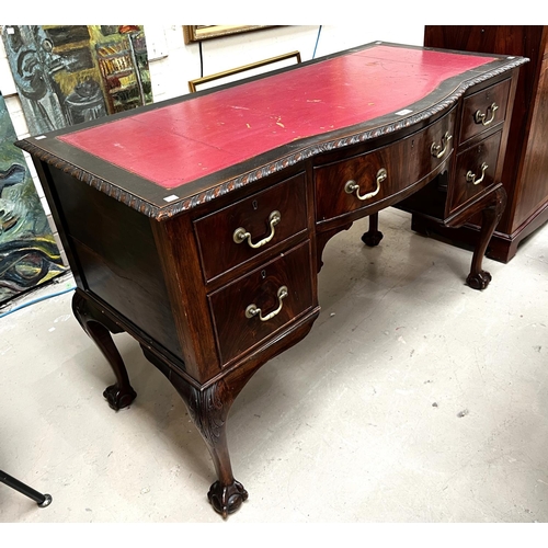 943 - A Georgian style mahogany kneehole desk with inset red leather scriber, gadrooned rim, 5 drawers, ca... 