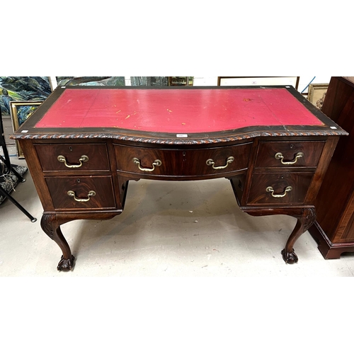 943 - A Georgian style mahogany kneehole desk with inset red leather scriber, gadrooned rim, 5 drawers, ca... 