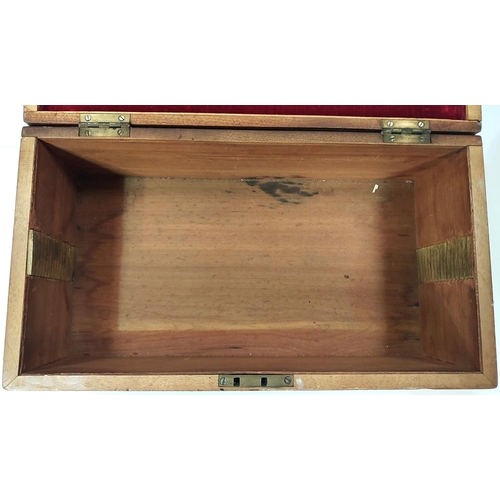 54 - A 19th century MAUCHLINE WARE box, the interior with adjustable level fitted brass latches, 30 x 16 ... 