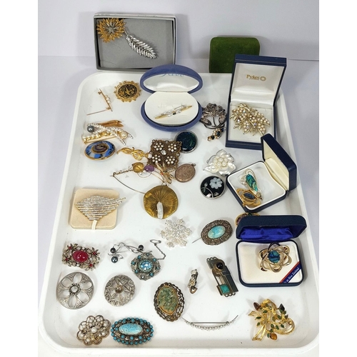 657 - A selection of mainly vintage plus modern brooches including diamante, shell, faux pearls etc (some ... 