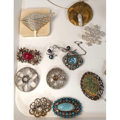 657 - A selection of mainly vintage plus modern brooches including diamante, shell, faux pearls etc (some ... 