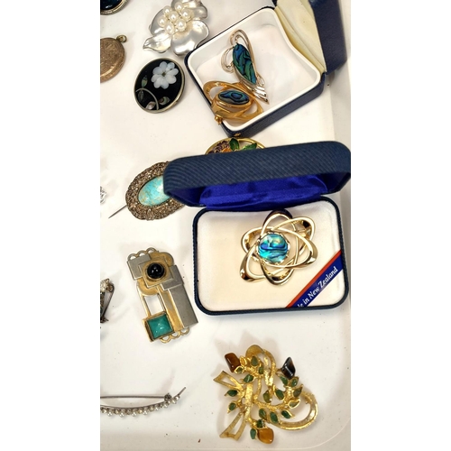 657 - A selection of mainly vintage plus modern brooches including diamante, shell, faux pearls etc (some ... 