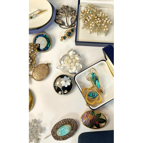 657 - A selection of mainly vintage plus modern brooches including diamante, shell, faux pearls etc (some ... 