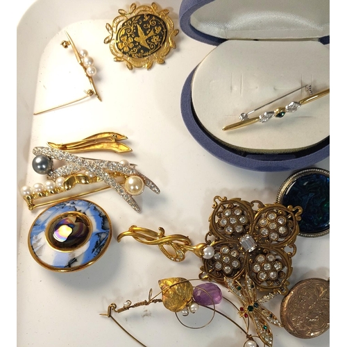 657 - A selection of mainly vintage plus modern brooches including diamante, shell, faux pearls etc (some ... 