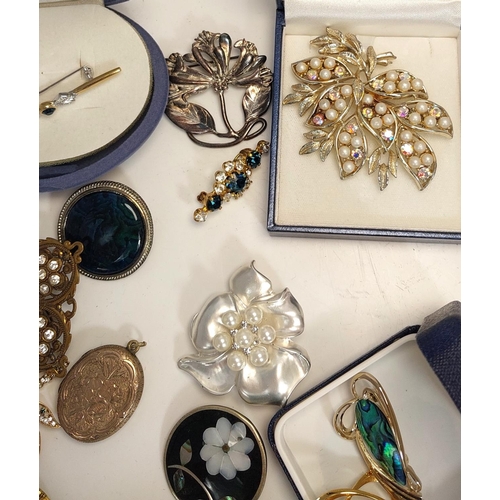 657 - A selection of mainly vintage plus modern brooches including diamante, shell, faux pearls etc (some ... 