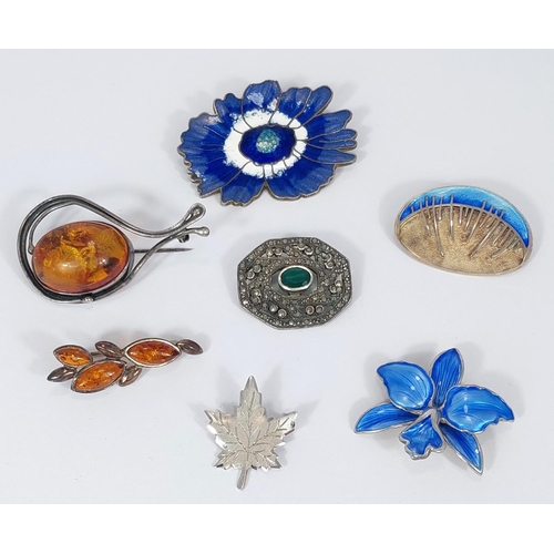 660 - 7 brooches to include 2 modern amber and silver, a blue enamel pansy, a blue enamelled orchid stampe... 