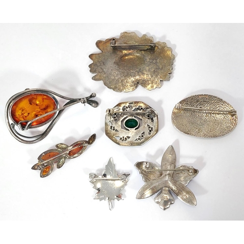 660 - 7 brooches to include 2 modern amber and silver, a blue enamel pansy, a blue enamelled orchid stampe... 