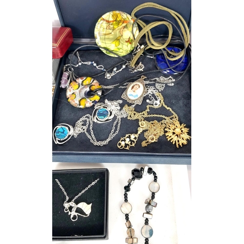 662 - A selection of costume jewellery including a gilt necklace Attwood collection in box, beads, necklac... 